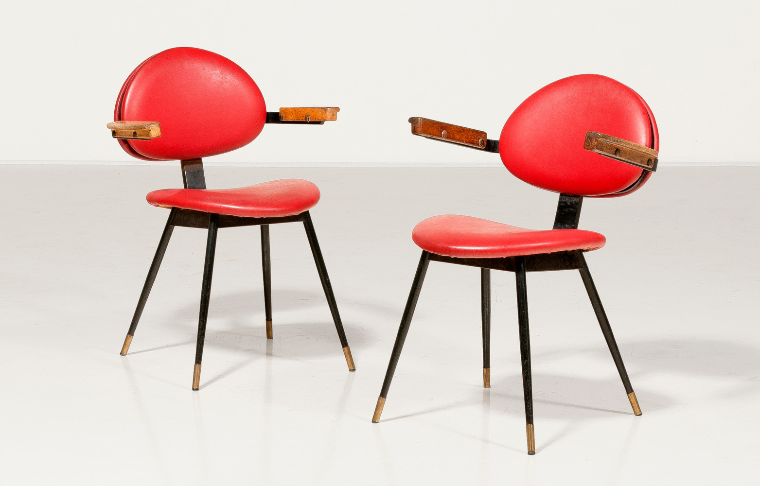 Lot n°176 : Les décorateurs vraiment lancés mettront toujours « une petite chose » chose de l’architecte Carlo Mollino (1905-1973)...