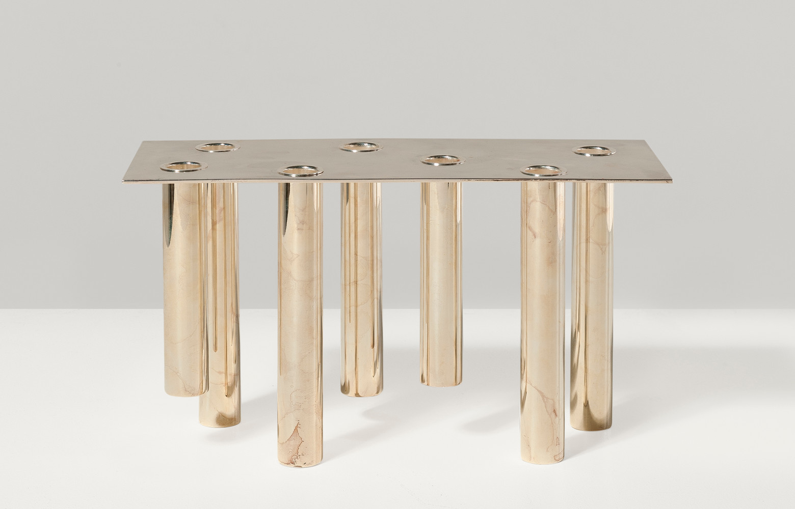 Lot n°180 : Vous reprendrez bien un peu de Ponti ? A la lumière de ce candélabre en métal...