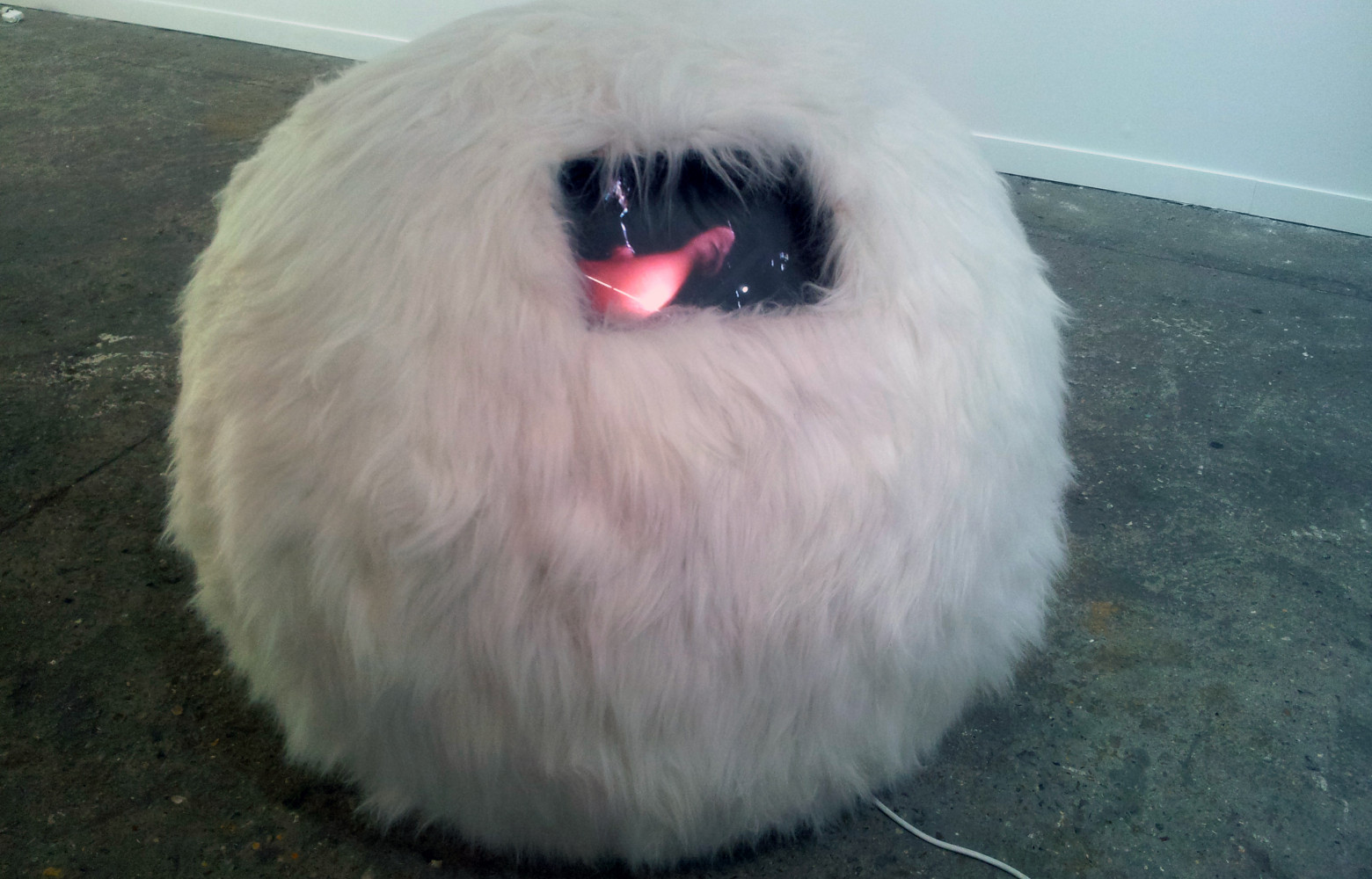 Gucci Satellite (1997/2016) de Sylvie Fleury (Galerie Mehdi Chouakri, Berlin). Sylvie Fleury est l’artiste qui a fait...