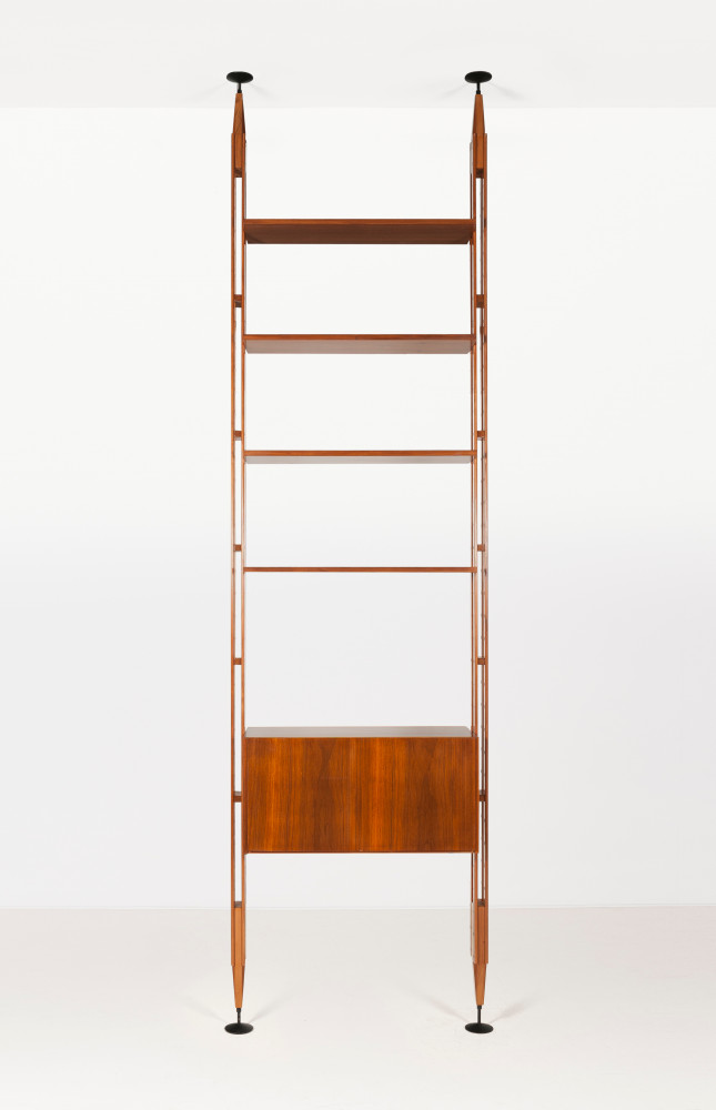Lot n° 33 : La bibliothèque en teck LB 7 (Edition Poggi, 1957) est une démonstration de la...