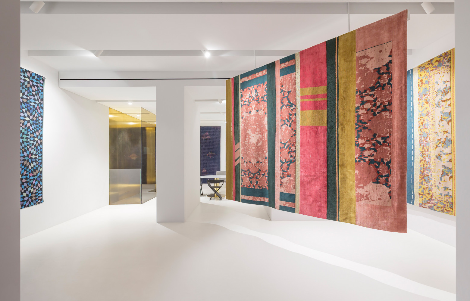 On retrouve ici, les dernières créations de Golran. A droite, deux tapis issus de « Paralleli »,...