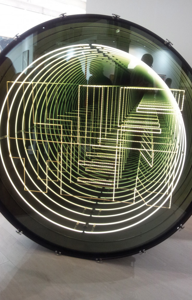 Silent Listen, 2016, galerie Daniel Templon Paris Bruxelles, de l’artiste chilien Ivan Navarro (1972). Cette pièce unique...