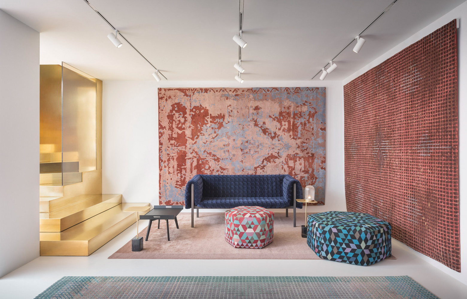 Ici, les tapis « Météo » d'Inga Sempé sont accompagnés de coussins recouvert de textile estampillé Golran...