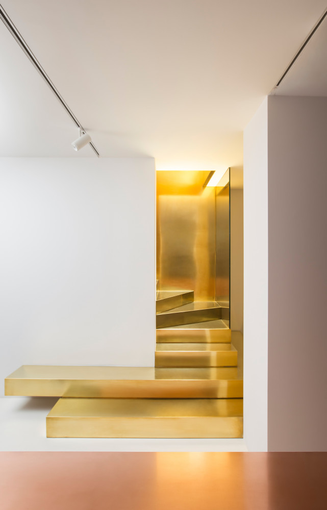 Le grand escalier doré conduisant au sous-sol de la boutique, alias « le coffre au trésor »