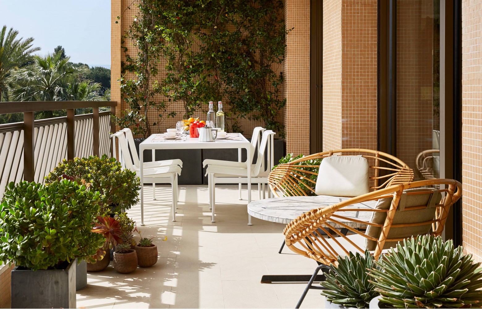 Sur la terrasse, Humbert & Poyet ont installé un classique de l'outdoor, le salon 1966 de Richard...