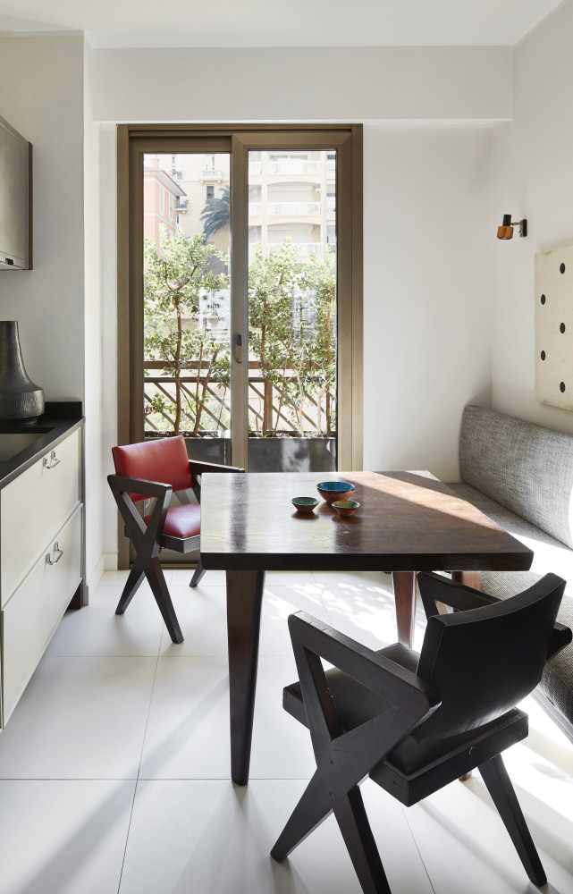 Dans la cuisine équipée (Aster), table « Square » et fauteuils « Cinéma » de Pierre Jeanneret...