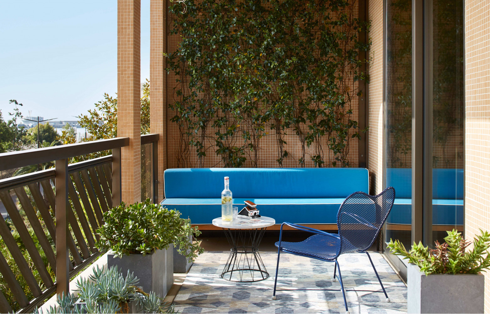 De l'autre côté du balcon, la banquette a été réalisée par Hulbert & Poyet. Elle voisine avec...