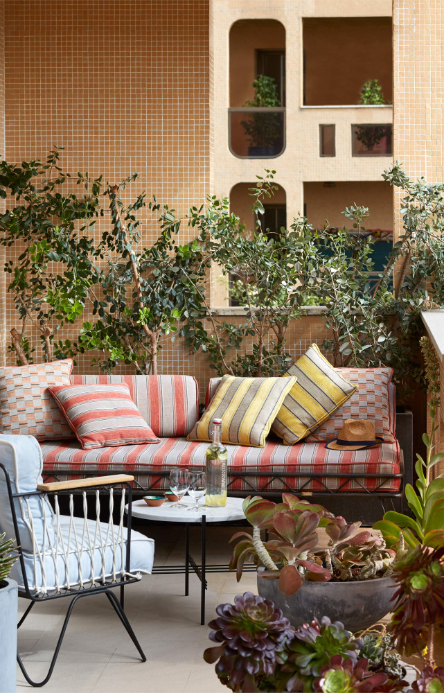 Le balcon mélange mobilier vintage comme le banc de Wim Rietveld (1950) et pièces néo-rétro, comme ce...