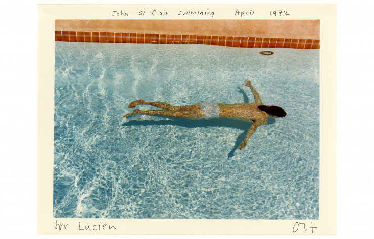 « John St Clair Swimming – April 1972 » (1976) de David Hockney. Galerie 1900-2000.