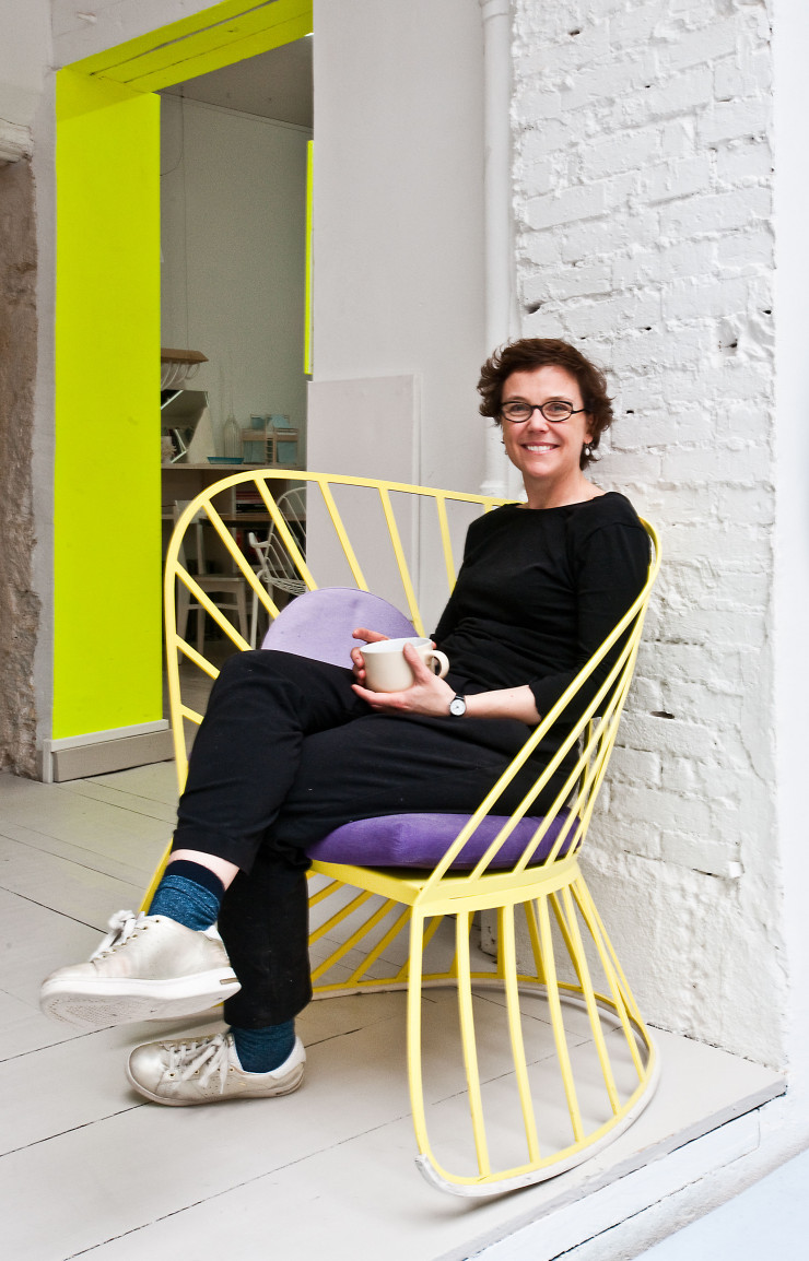 Constance Guisset assise dans le fauteuil « Sol » (2012, Molteni & C)