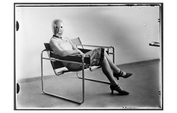 « Scène du Bauhaus : inconnue au masque dans un fauteuil tubulaire de Marcel Breuer portant un masque de Oskar Schlemmer », d’Erich Consemüller (1926).