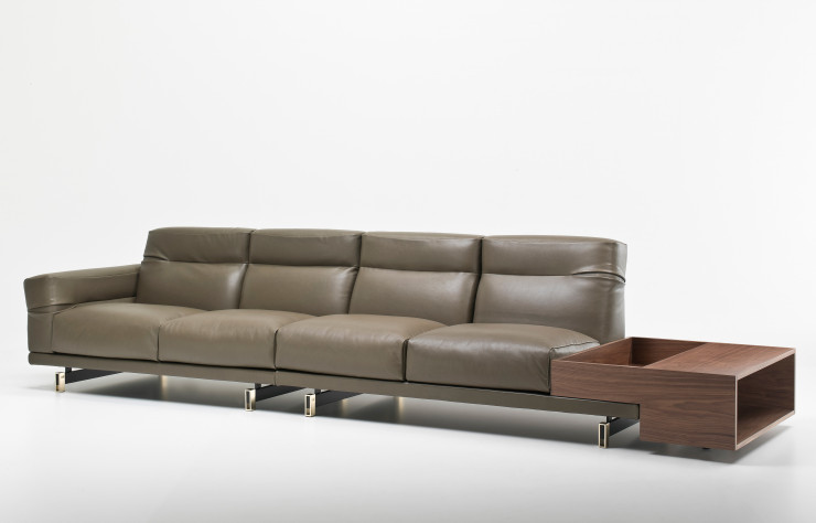 « Niky » est une gamme de salon conçue par Daniele Lo Scalzo Moscheri. Elle compte différents sofas et tables basses ainsi que plusieurs consoles en bois d’eucalyptus.