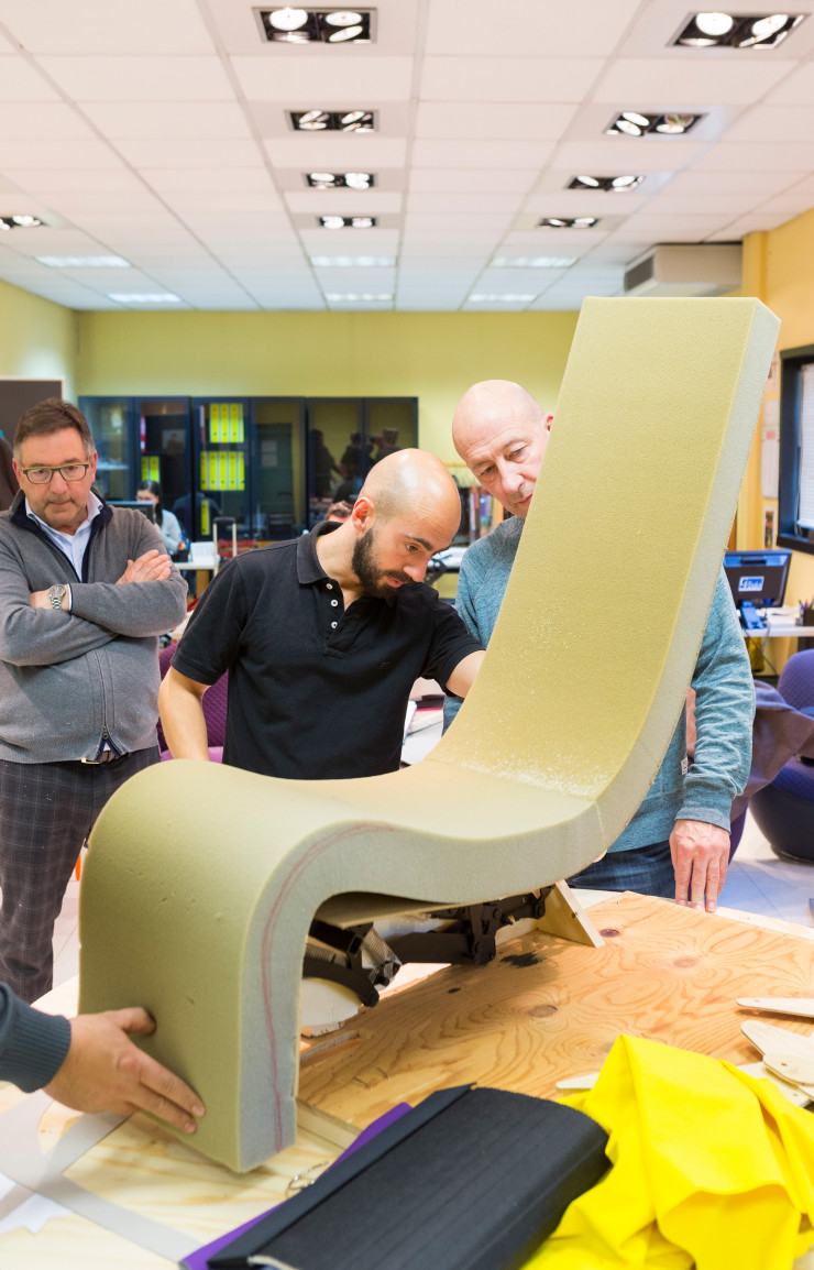 À Forlì, en Italie, chez ATL, fabricant de la chaise longue, Franco Tartagni, le directeur, Ernesto Mistretta, architecte chez Jean Nouvel Design, et Jean-Guy Testut, responsable de collection canapés de Roche Bobois.