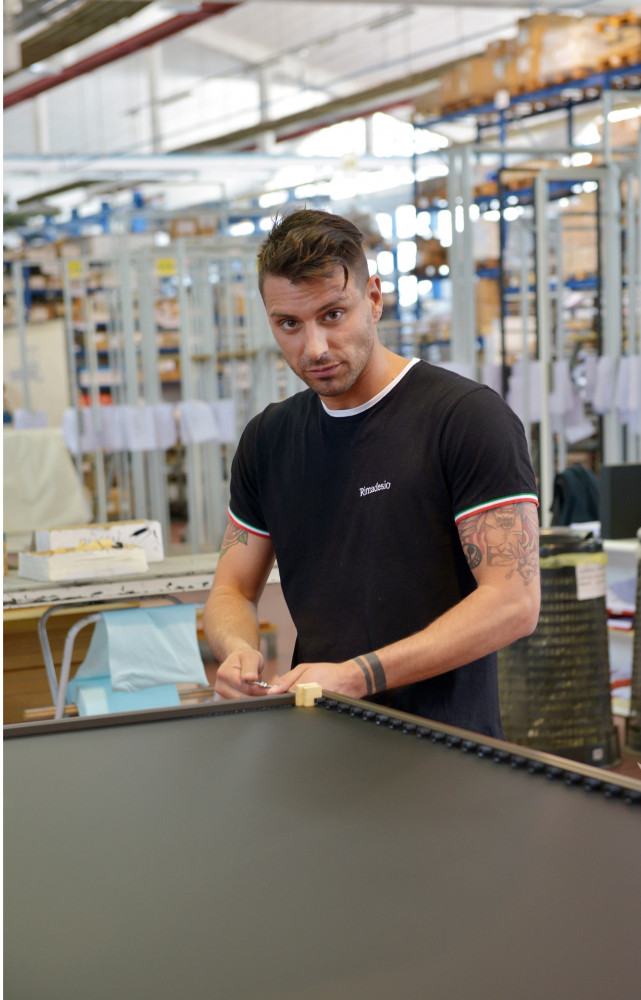 Panneaux de verre et profilés sont ensuite assemblés pour composer portes, éléments de dressing, mobilier…