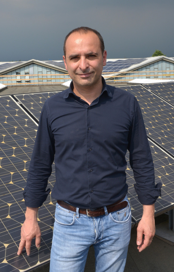 Michele Cravotta, responsable de la production, pose parmi les 13 500 m2 de panneaux photovoltaïques installés sur le toit de l’usine.