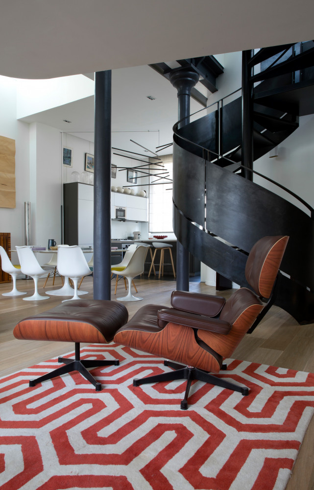 Au centre, un sculptural escalier en tôle d’acier dessert les deux autres étages, dont le toit-terrasse. Tapis...