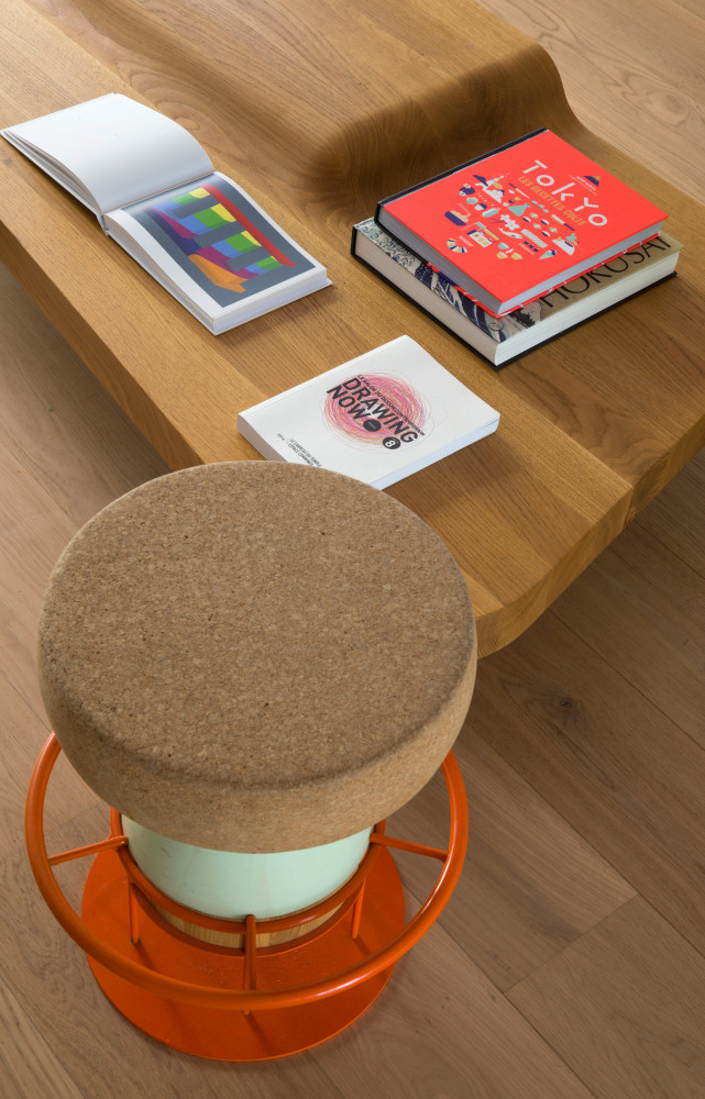 Tabouret « Tembo » de Note Design Studio (La Chance) et table basse « Uluru » en...