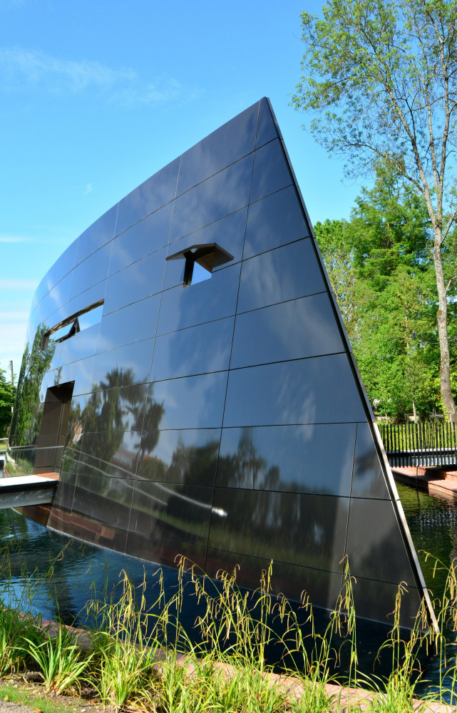 Ce bâtiment, véritable prouesse technique faite de béton, de verre et de métal, comporte quatre niveaux de...