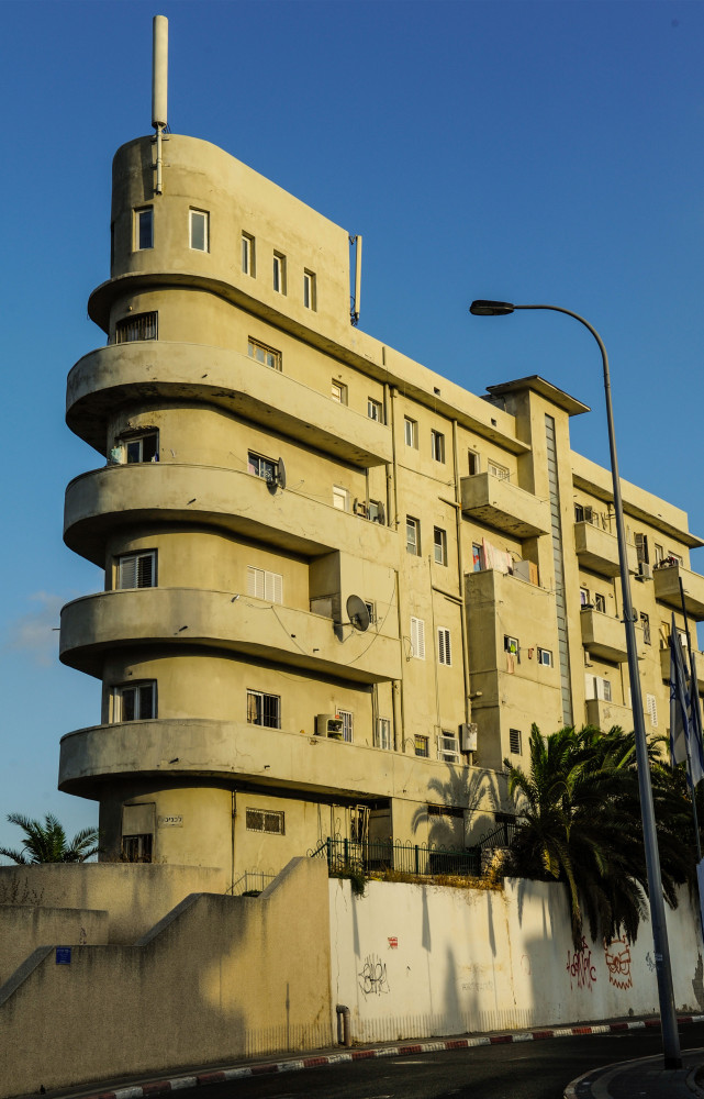 Maison Shimon Levi, ou « Maison Paquebot » (1935), 56, rue Levanda. Architecte : Arieh Cohen.