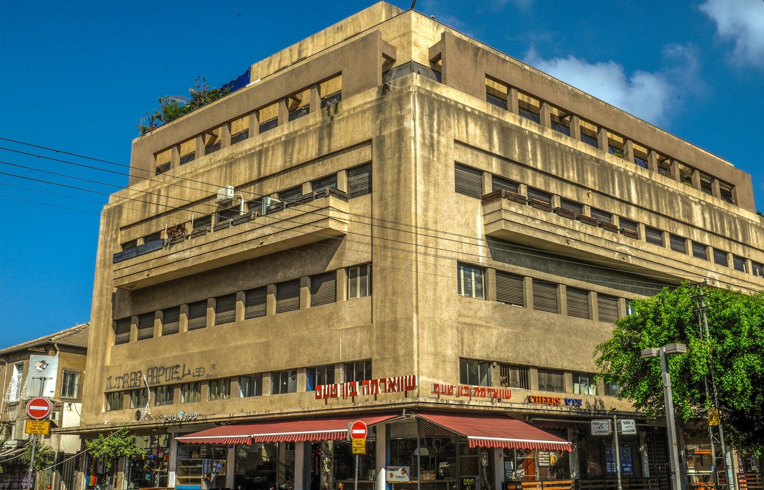 Maison Shimon Benin (1936), 56, rue Allenby. Architectes : Lotte Cohn et Yossef Merer. Rénovée en 2001.