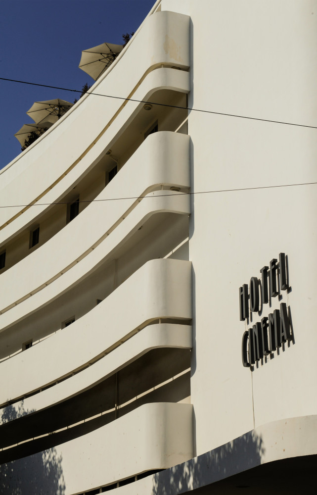 Cinéma Esther (1939), devenu Hôtel Cinéma, 1, rue Zamenhof et place Dizengoff . Architecte : Yehuda Magidovitch....