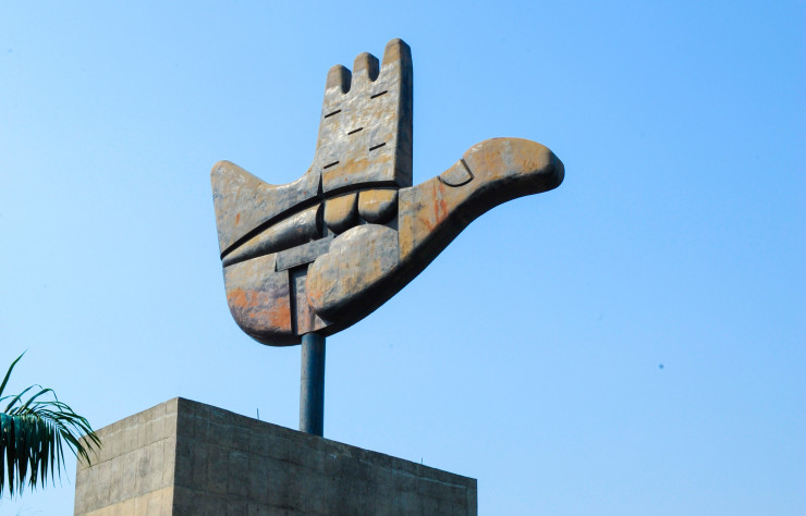Main ouverte, la sculpture en bronze offerte à la ville par Le Corbusier : plantée sur un mât, elle domine l’esplanade du complexe du Capitole du haut de ses 14 mètres. Malgré ses 50 tonnes, elle tourne avec le vent !