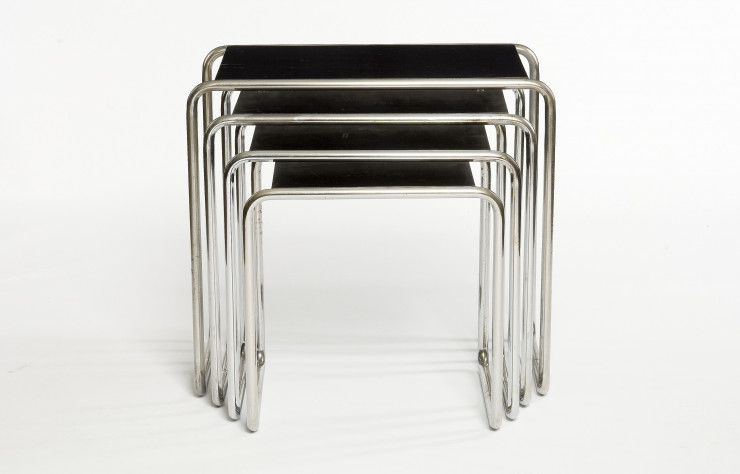 Marcel Breuer est l’auteur de ces tables gigognes en bois et acier tubulaire (1927).