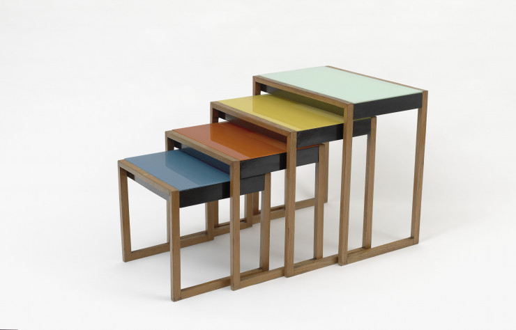 Ces petites tables gigognes avec un plaquage en frêne ont été créées en 1927 par Josef Albers.