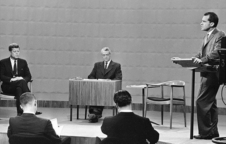 Lors du débat télévisé opposant Kennedy à Nixon en 1960, les deux candidats s’assoient sur des chaises de Hans Wegner.