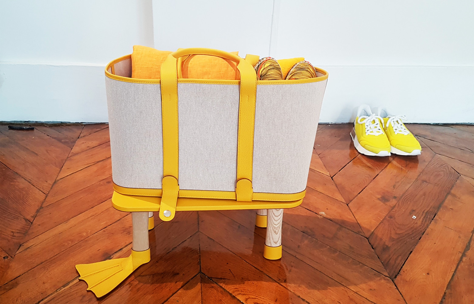 Cette année, la marque de luxe française a agrémenté son sac de plage de petits pieds palmés...