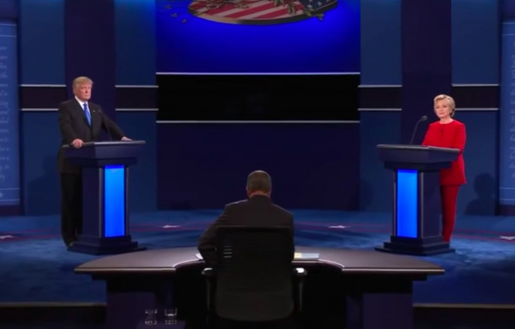 La scénographie très bleu et quelque peu désuet du premier débat opposant Hillary Clinton à Donald Trump.