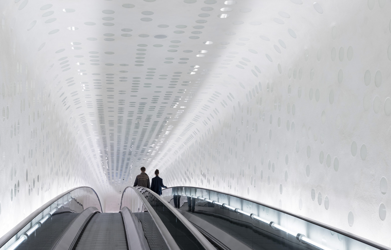 L’accès à la Plaza s’effectue par un grand escalator long de 80 mètres, suffisamment courbé que le...