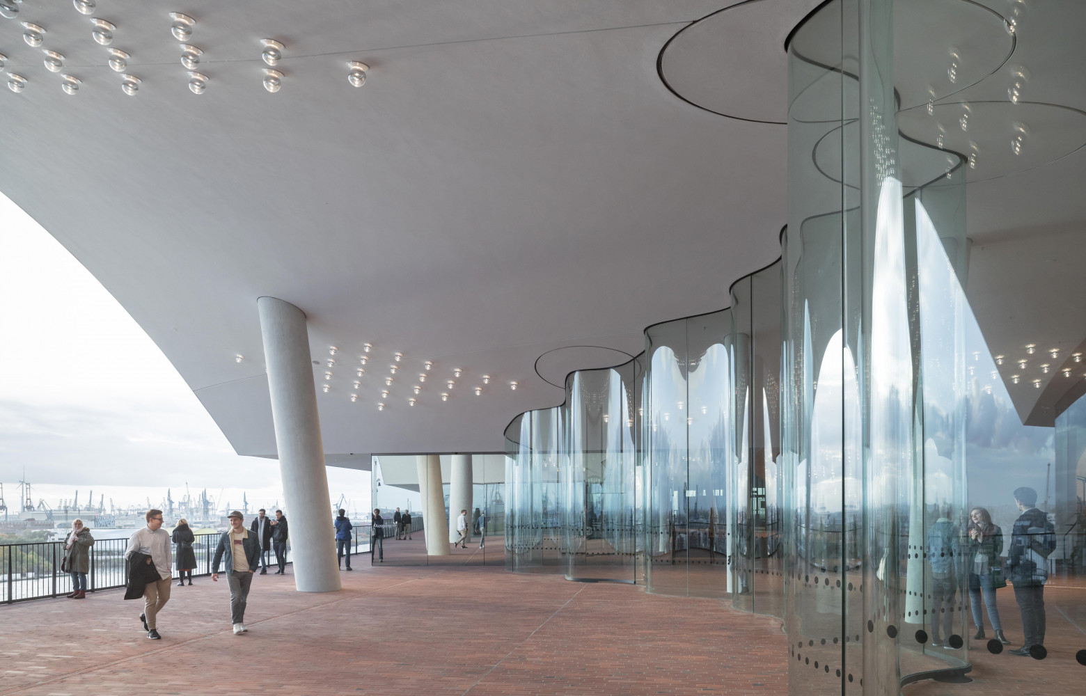 Entre l’entrepôt et le bâtiment existant, la Plaza se distingue par ses parois de verre ondulé.