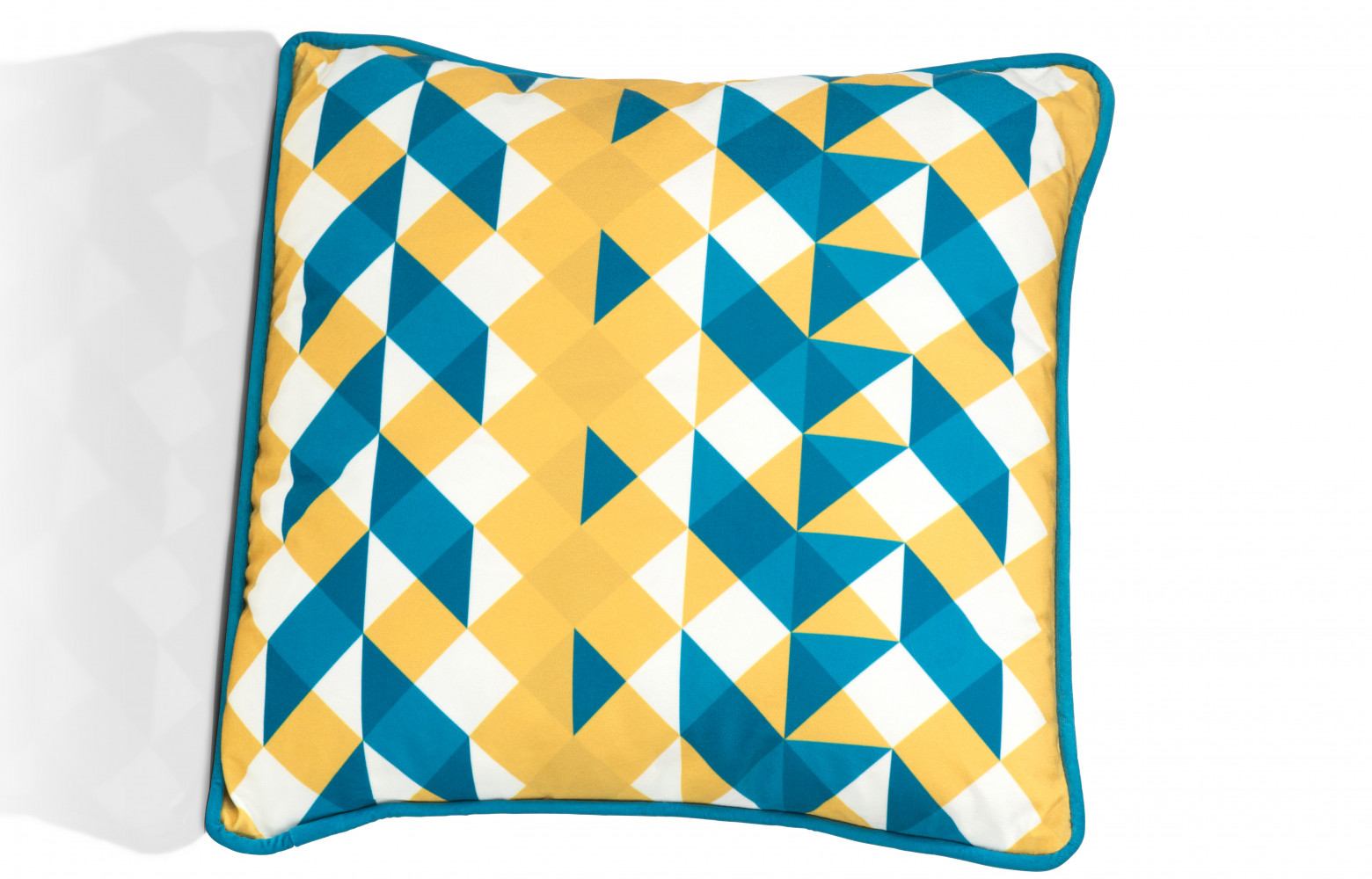 Chez Coco Maison, le coussin Origami colle aux tendances sans voir son prix s'envoler (14,99 €).