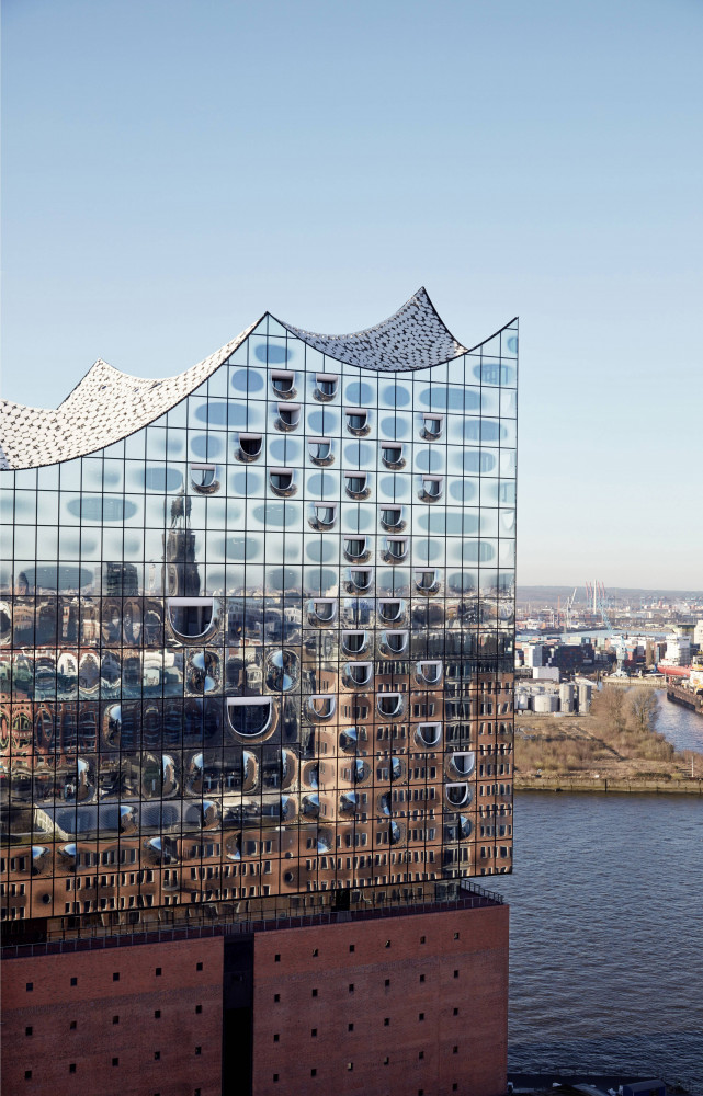 Prouesse technique, la façade du bâtiment est constituée de 1 100 éléments de verre qui forment une...