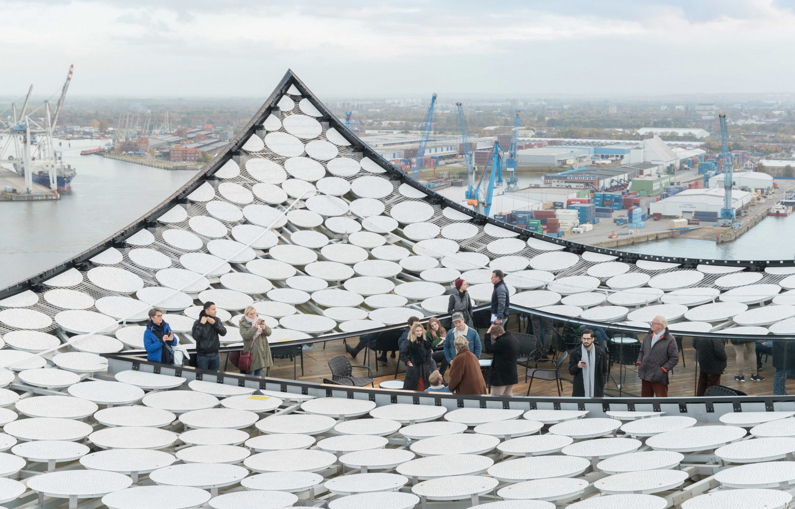 Au sommet de l’Elbphilharmonie se trouve une terrasse ouverte sur le ciel.