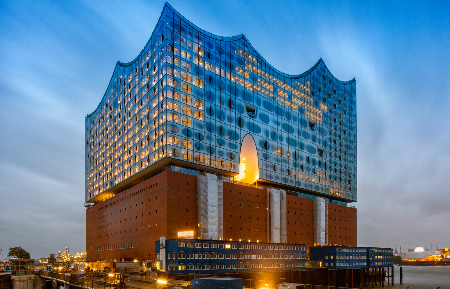 Une fois la nuit tombée, l’Elbphilharmonie renforce sa visibilité en se transformant en lanterne lumineuse.