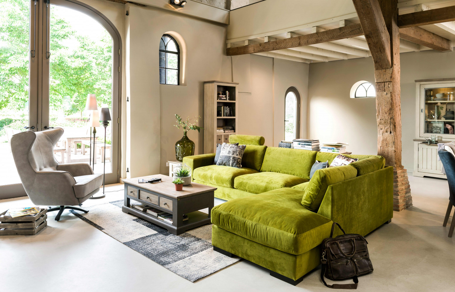 Chic et décalé en velours vert, le canapé Perugia affiche sa large assise, typique des grands éditeurs...