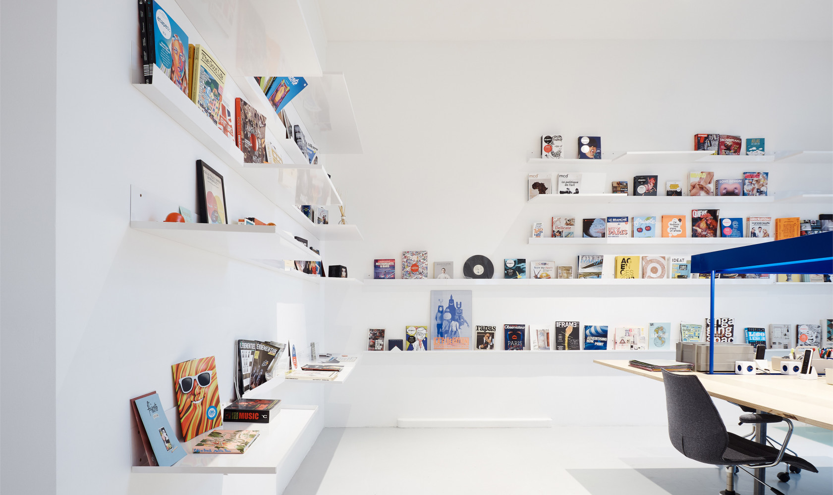 Aux murs, des étagères permettent d'afficher des images et magazines inspirants pour les différents métiers de cette...