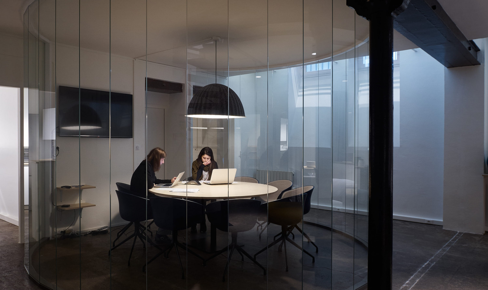 Au sous-sol, se trouvent plusieurs espaces de réunion informels et un coin cuisine mis surtout une salle...