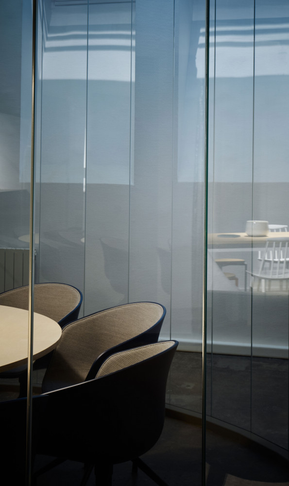 Pour la salle de réunion, les architectes ont eu recours à des plaques de verre juxtaposées plutôt...