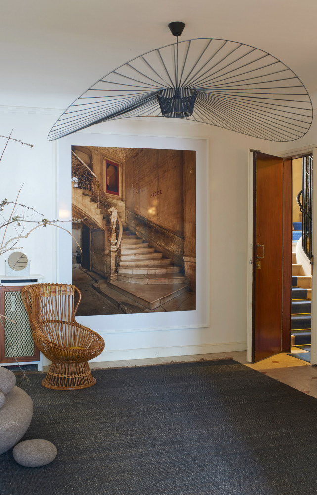 Dans l’entrée, photo « Fidel’s Stairway » (1999) de Michael Eastman. Fauteuil « Margherita » (1950) de...