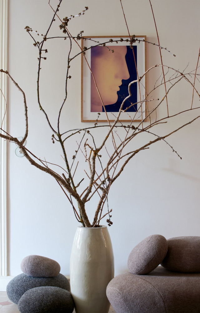 Dans le hall, coussins galets en laine « Livingstone » (Smarin). Au mur, photo « White Face...