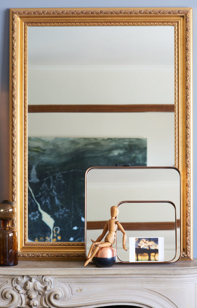 Sur la cheminée du salon, miroir ancien en bois doré et miroirs en cuivre Pomax. Carte postale...