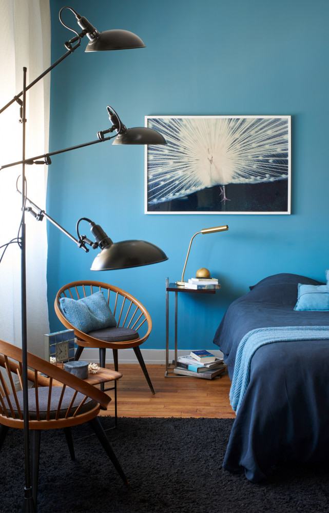 Dans la chambre parentale, les fauteuils « Circle », attribués à Yngve Ekström, datent des années 60....