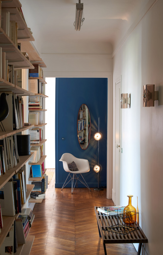 À droite, dans le couloir, banc « Nelson » (Vitra). Au-dessus de la chaise « Daw »...