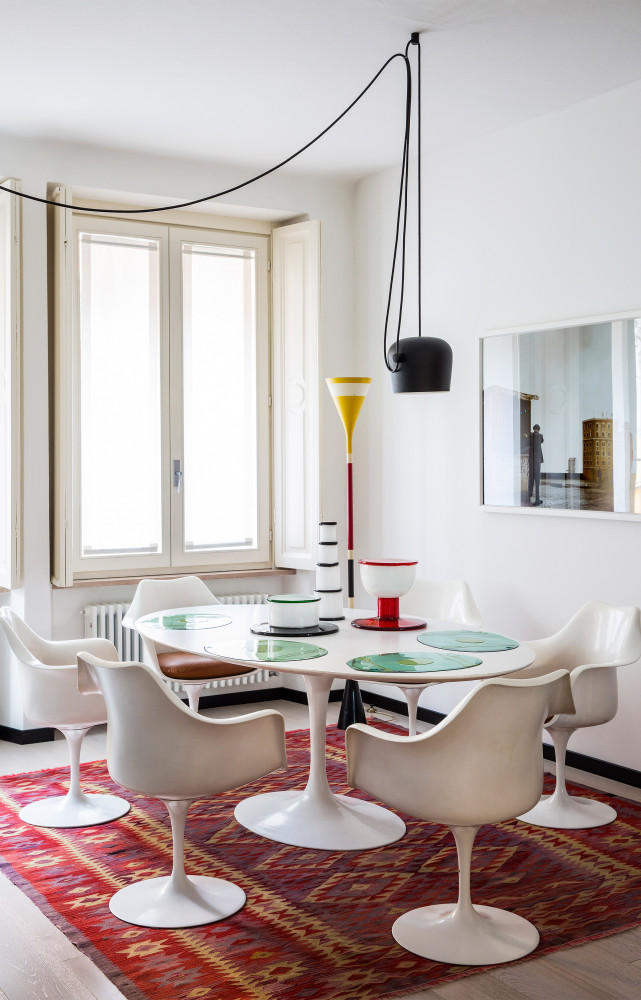Dans la salle à manger, sièges et table Tulip d’Eero Saarinen (Knoll). Posés dessus, des vases en...