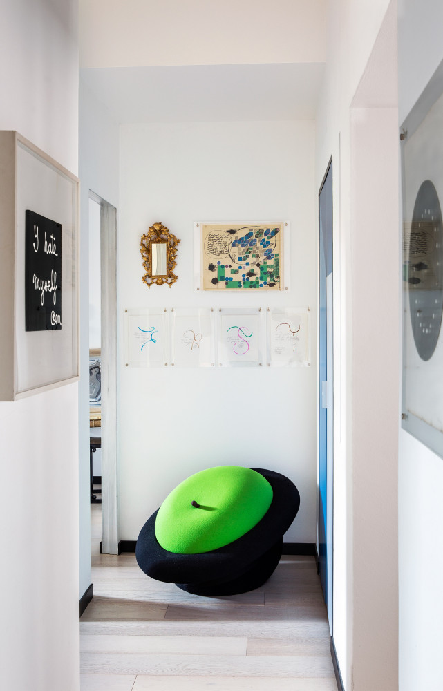 Dans le couloir, fauteuil « Magritta » de Roberto Matta (Simon International / Gavina). Au fond, dessins...