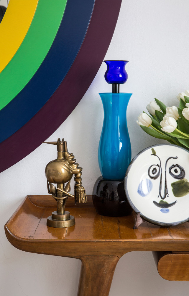 Sur la console en érable de Gio Ponti, plat de Picasso et vase d’Ettore Sottsass.