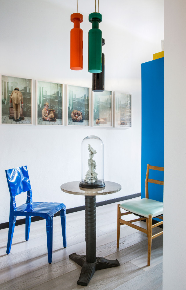 Autre ambiance avec la chaise bleue « Mr.B » de François Azambourg (Cappellini) et la « Superleggera...